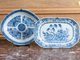 deux assiettes bleues et blanches posées sur une table