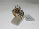 une photo d'une bague en or sertie d'un diamant et de diamants taille baguette
