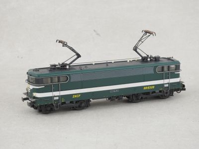 un train vert et blanc sur les rails, sur un fond blanc