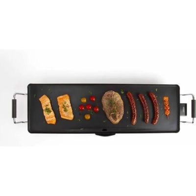 un barbecue sur lequel sont disposés différents types d'aliments