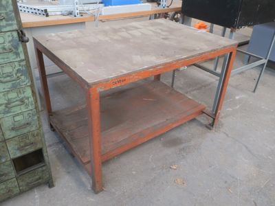 une table placée au milieu d'une pièce