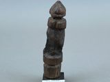 une petite statue représentant un homme coiffé d'un chapeau
