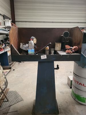 une machine qui est garée dans un garage et sur laquelle s'entassent plein de trucs