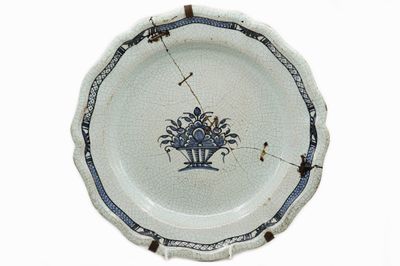 ROUEN Plat rond de forme chantournée en faïence émaillée à d…