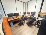 une photo d'un bureau à domicile avec un bureau et deux écrans
