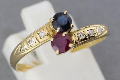 Bague Toi et Moi en or ornée d’un rubis et d’un saphir sépar…