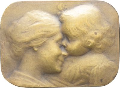 une photo d'une plaque en bronze représentant une mère et son enfant