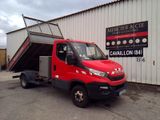 un camion rouge garé devant un bâtiment