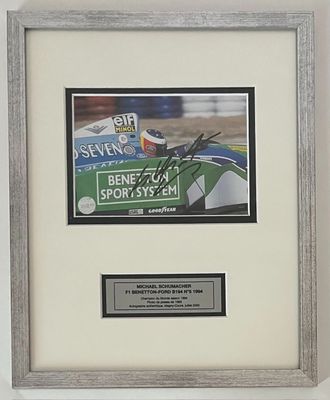 photo encadrée d'une moto avec une plaque à l'avant