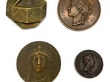 quatre types de pièces différents sont présentés sur une surface blanche
