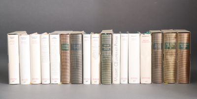 plusieurs livres sont alignés sur une surface grise