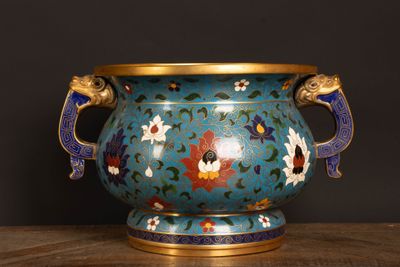 un vase posé sur une table en bois