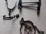 quelques objets métalliques qui traînent par terre