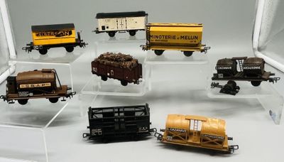 de nombreux modèles réduits de trains exposés dans une vitrine