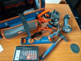 un sac d'outils posé sur une table à côté d'un téléphone portable