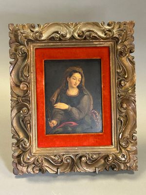 tableau représentant une femme en robe rouge, assise dans un cadre doré