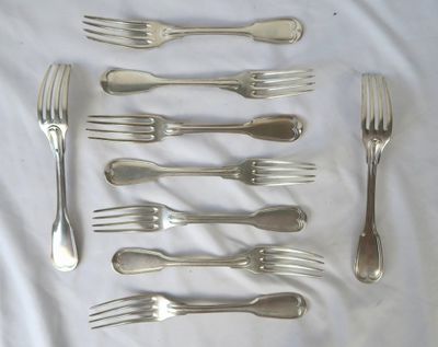 beaucoup de fourchettes et de cuillères sur la table