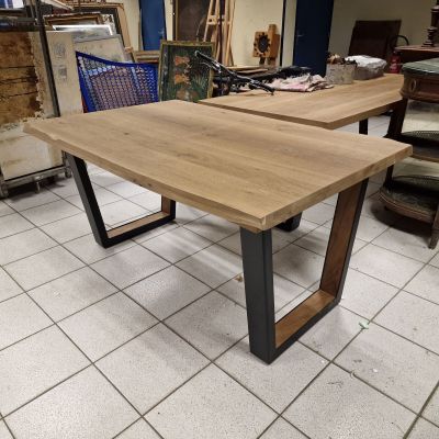 une table en bois avec des pieds en métal dans un magasin