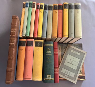 plusieurs livres sont empilés sur une table