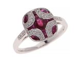 une bague ovale sertie d'un rubis et de diamants, en or blanc