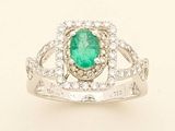 une image d'une bague avec une pierre verte entourée de diamants blancs