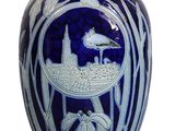 un vase bleu orné d'une image représentant un bateau