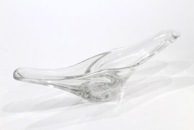 une photo d'un saladier en verre transparent posé sur une surface blanche
