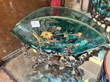 un vase en verre posé sur une table en verre