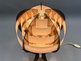 l'image d'une lampe posée sur une table
