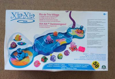 une image représentant une boîte de jouets dans laquelle se trouve un chat