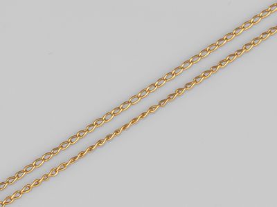 un collier plaqué or avec un pendentif en forme de cœur au bout d'une chaîne