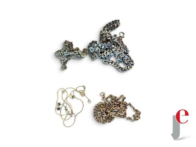 trois bijoux posés sur une surface blanche
