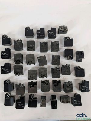 tout un tas de pièces de toutes sortes qui se trouvent sur la table