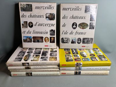 plusieurs livres sont empilés sur une table