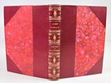 Le livre est rouge, avec des bordures dorées et une couverture rouge.