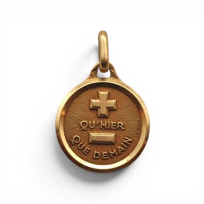 l'image d'une médaille d'or ornée d'une croix