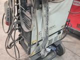 un chariot chargé de nombreux outils dans le garage