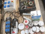 de nombreux types d'équipements électriques posés sur une palette