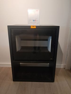 une étagère noire comportant deux tablettes, dans une pièce