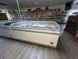 une grande vitrine au milieu d'un magasin