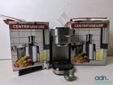 deux centrifugeuses placées l'une à côté de l'autre