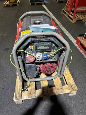 un petit générateur posé sur une palette dans un entrepôt