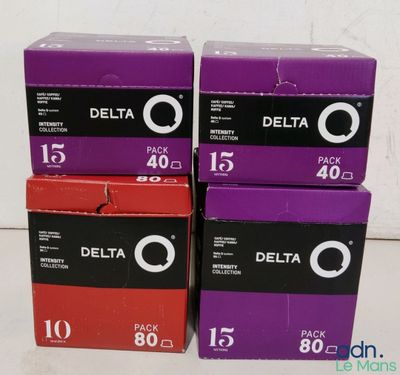 trois boîtes de préservatifs Delta empilées les unes sur les autres
