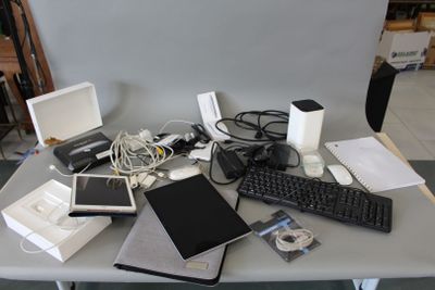 une table sur laquelle sont posés de nombreux appareils électroniques