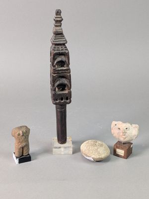 plusieurs œuvres d'art posées sur une table