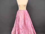 une robe rose sur un mannequin, un mannequin, un mannequin, un mannequin, un mannequin, un mannequin, un mannequin, un mannequin, un mannequin