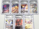 six cartes à collectionner pokemon différentes sont présentées sur une surface blanche