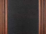 un cadre ancien en bois avec un fond noir