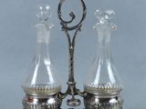 deux vases en verre posés sur un socle en métal