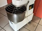 un mixeur blanc posé sur le carrelage d'une cuisine